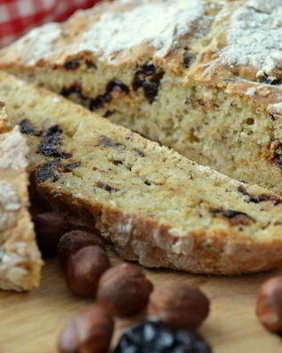 Бездрожжевая кефирная лепешка с фундуком и черносливом