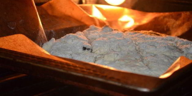 бездрожжевая кефирная лепешка с фундуком и черносливом