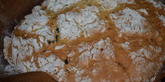 бездрожжевая кефирная лепешка с фундуком и черносливом