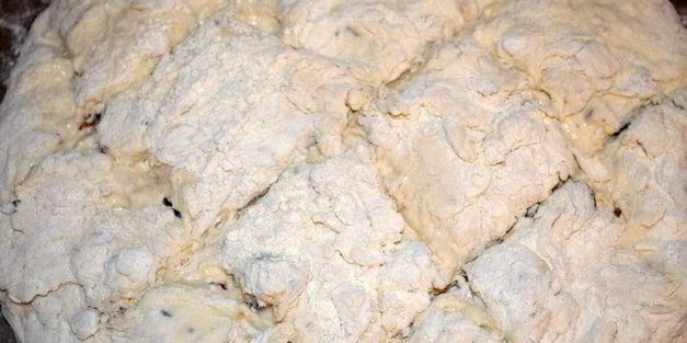 бездрожжевая кефирная лепешка с фундуком и черносливом