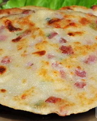 Быстрые лепешки с колбасой и сыром