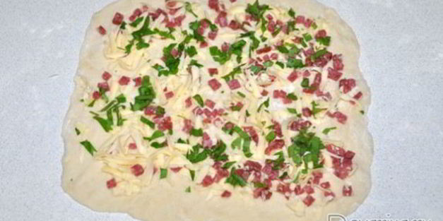 быстрые лепешки с колбасой и сыром