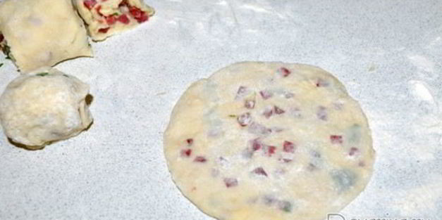 быстрые лепешки с колбасой и сыром