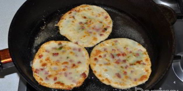быстрые лепешки с колбасой и сыром