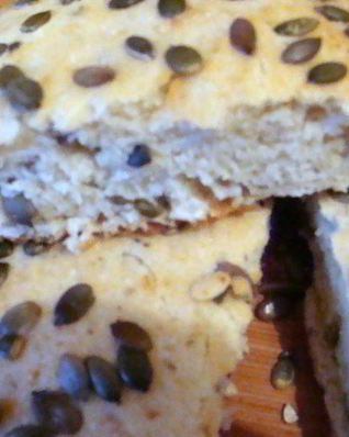 Чесночная фокачча с майораном и тыквенными семечками