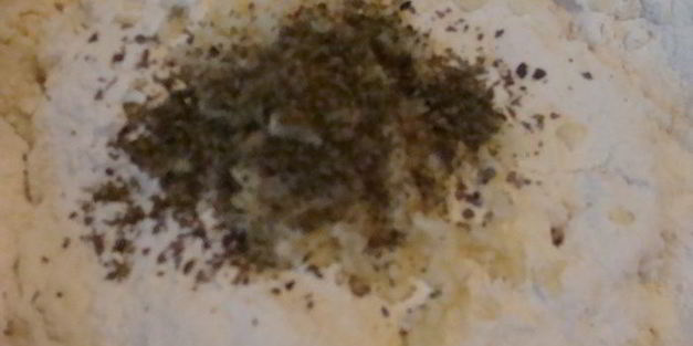 чесночная фокачча с майораном и тыквенными семечками