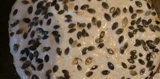 чесночная фокачча с майораном и тыквенными семечками