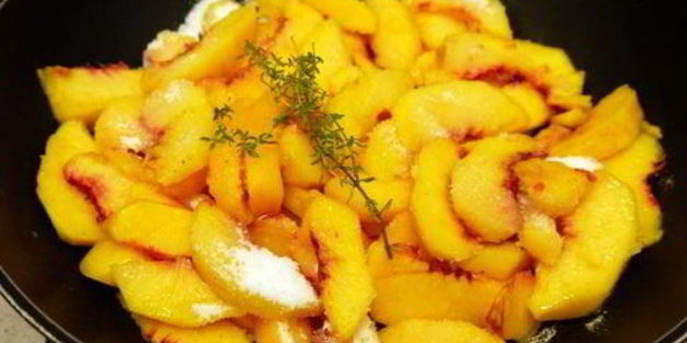 фокачча из гречневой муки с персиками