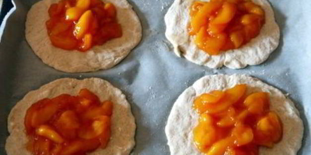 фокачча из гречневой муки с персиками