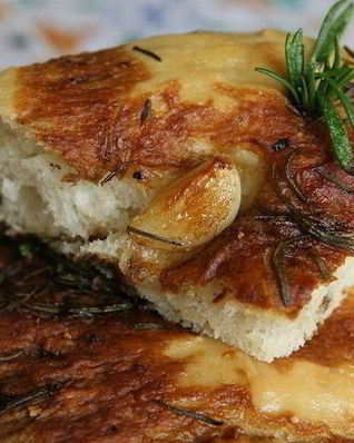 Фокачча с чесноком и розмарином
