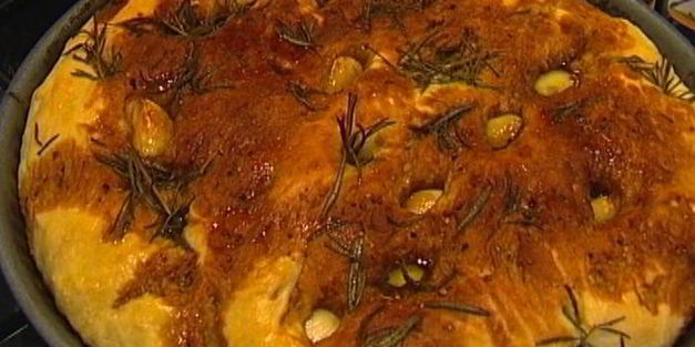 фокачча с чесноком и розмарином