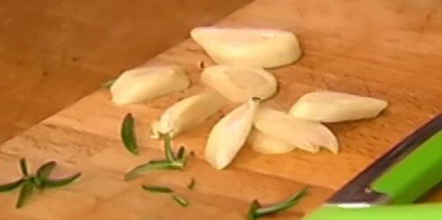 фокачча с чесноком и розмарином