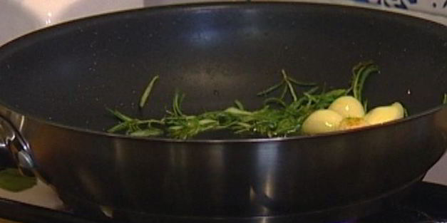 фокачча с чесноком и розмарином