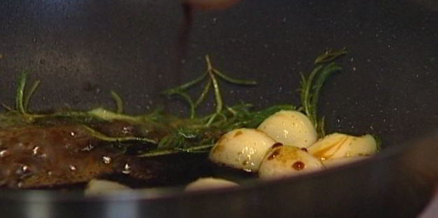 фокачча с чесноком и розмарином