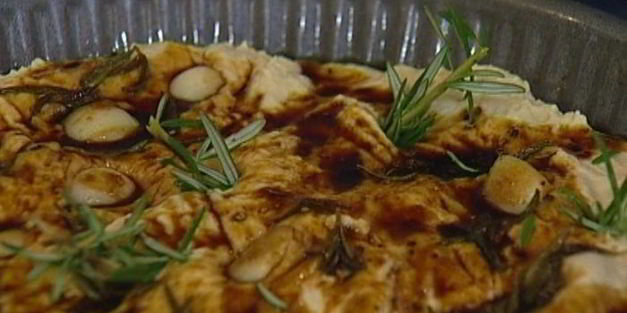 фокачча с чесноком и розмарином