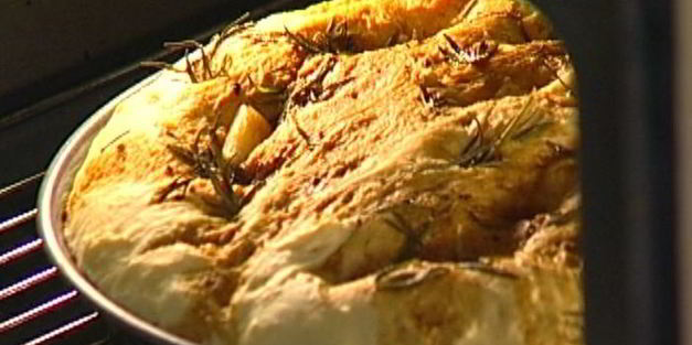 фокачча с чесноком и розмарином