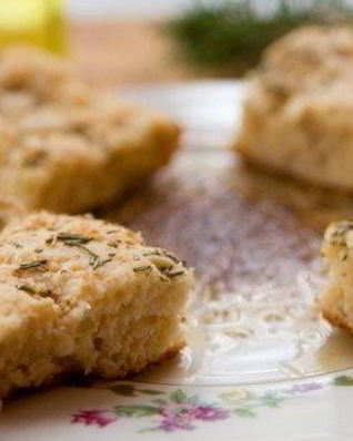 Фокачча с каменной солью и розмарином