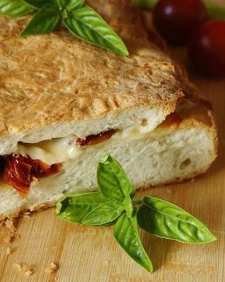 Фокачча с моцареллой, базиликом и вялеными помидорами