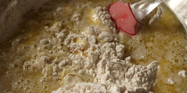 фокачча с моцареллой, базиликом и вялеными помидорами