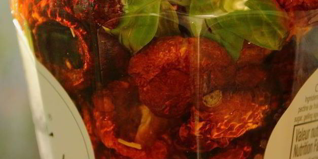 фокачча с моцареллой, базиликом и вялеными помидорами