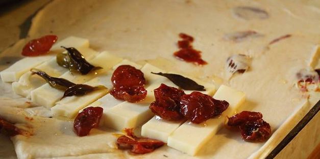 фокачча с моцареллой, базиликом и вялеными помидорами