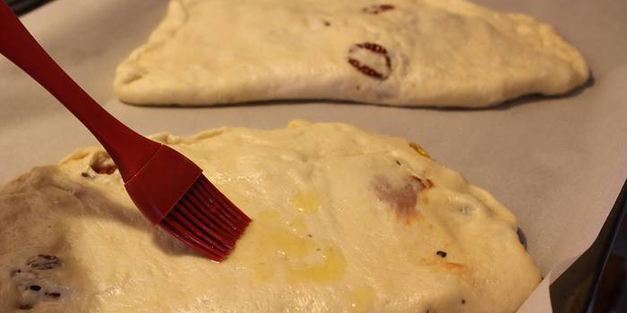 фокачча с моцареллой, базиликом и вялеными помидорами