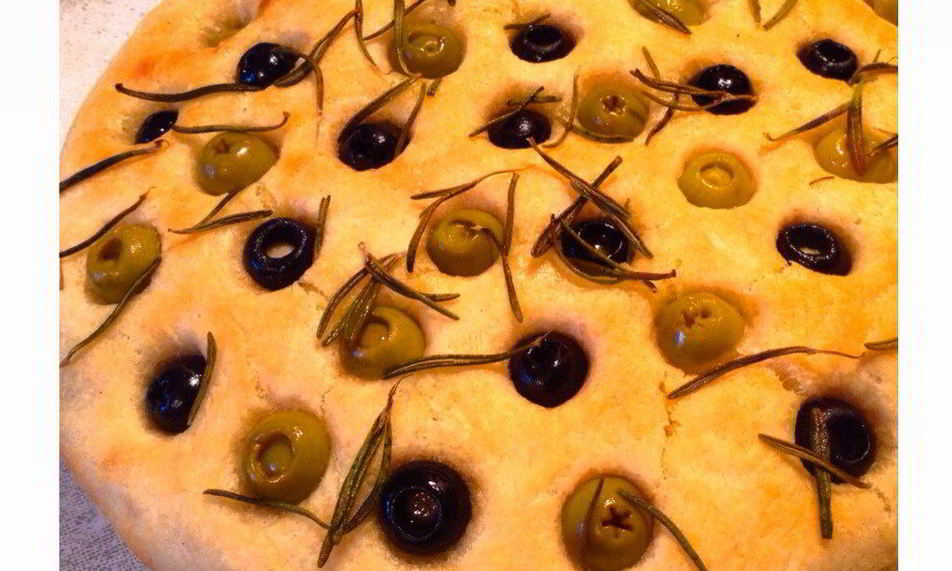 Рецепт фокачча с оливками и розмарином