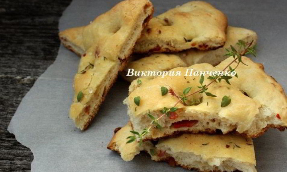 Рецепт фокачча с острой копченой колбасой и тимьяном