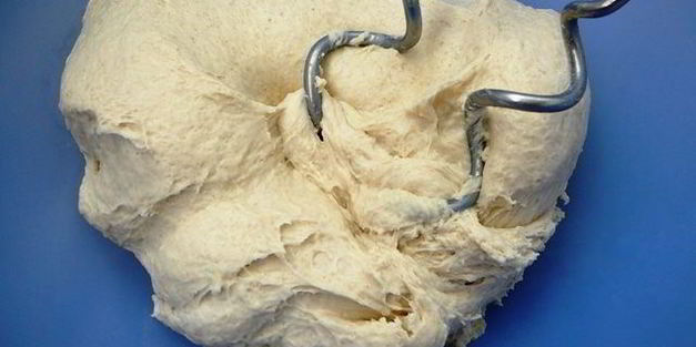 фокачча с острой копченой колбасой и тимьяном