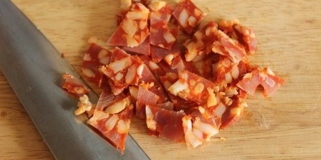 фокачча с острой копченой колбасой и тимьяном