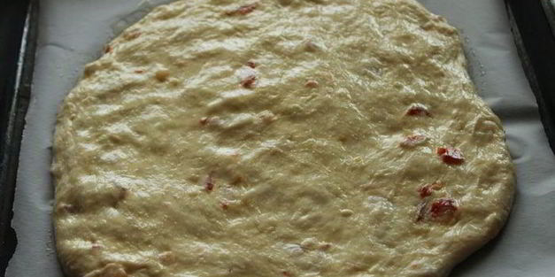 фокачча с острой копченой колбасой и тимьяном