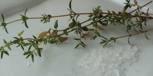 фокачча с острой копченой колбасой и тимьяном