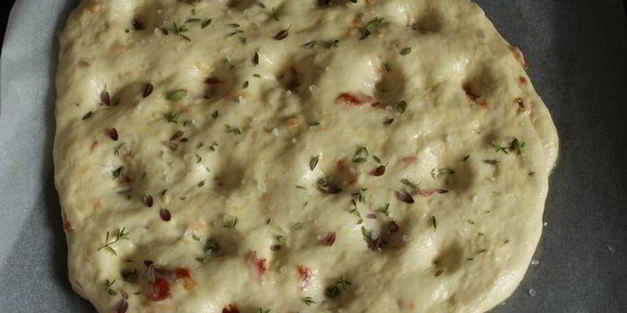 фокачча с острой копченой колбасой и тимьяном