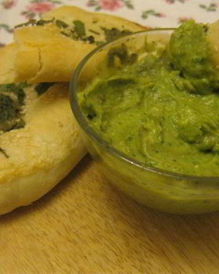 Индийские лепешки Наан с соусом из авокадо