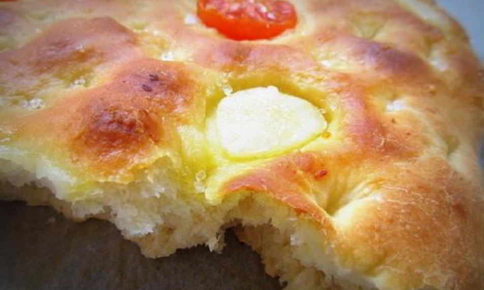Рецепт картофельная фокачча с томатами и чесноком