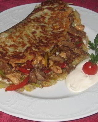 Картофельная лепешка с мясом и овощами