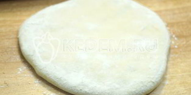 лепешки на сковороде с зеленым луком и яйцом