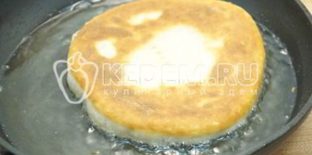 лепешки на сковороде с зеленым луком и яйцом