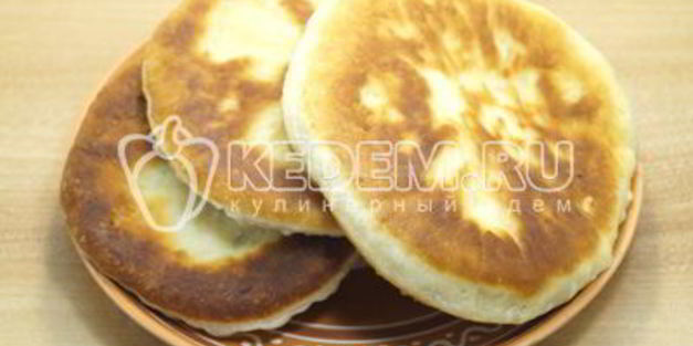 лепешки на сковороде с зеленым луком и яйцом