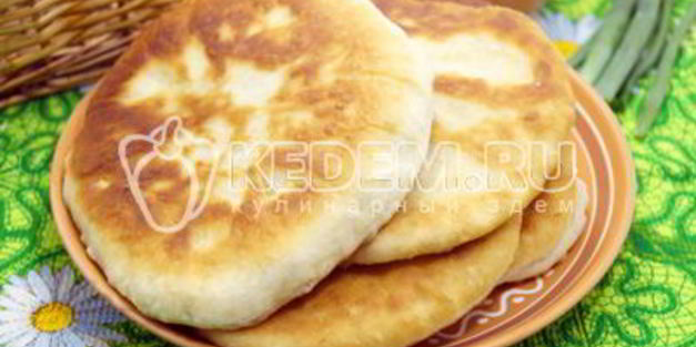 лепешки на сковороде с зеленым луком и яйцом