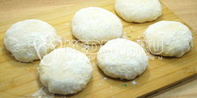 лепешки на сковороде с зеленым луком и яйцом