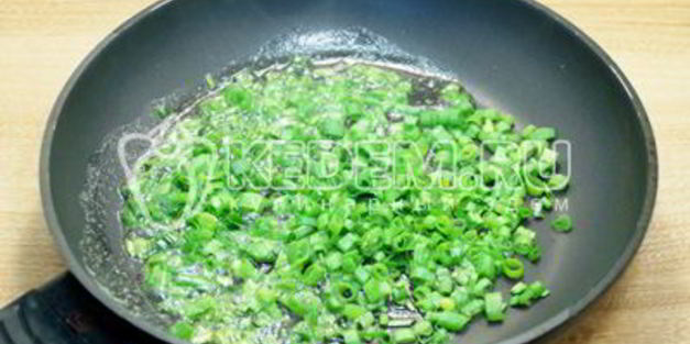 лепешки на сковороде с зеленым луком и яйцом