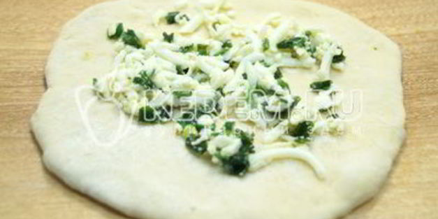 лепешки на сковороде с зеленым луком и яйцом