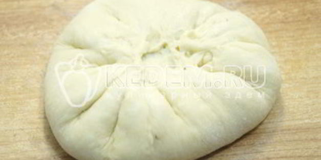 лепешки на сковороде с зеленым луком и яйцом