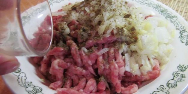 лепешки с фаршем на сковороде