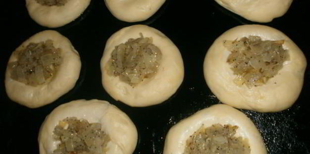 лепешки с луком и маком