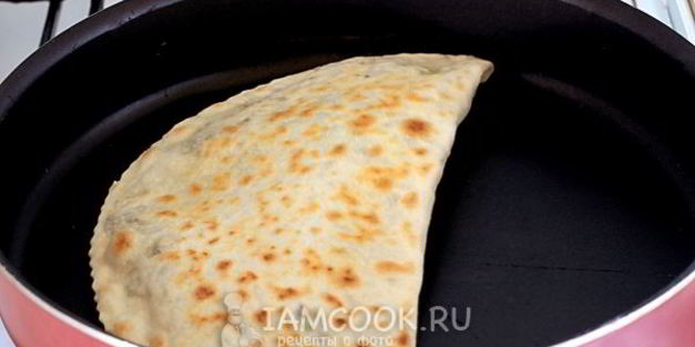 лепешки с начинкой на сковороде