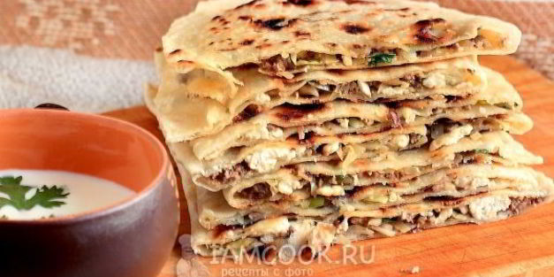 лепешки с начинкой на сковороде