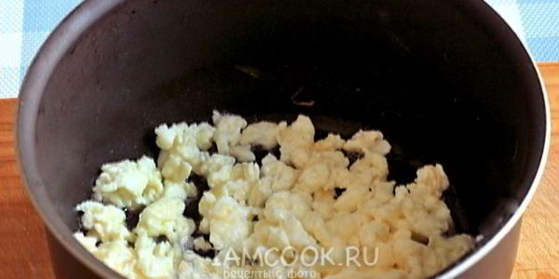 лепешки с начинкой на сковороде