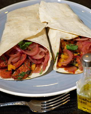 Лепешки с тыквой, острой колбасой и маринованным луком